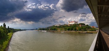 bratislavský hrad dunaj oblaky
