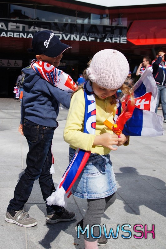 Mladí slovenskí hokejoví fanúšikovia pred hokejovou arénou