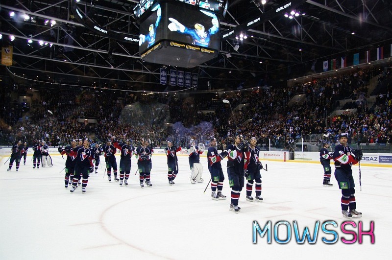 Slovanisti oslavujú na ľade výhru s fanúšikmi vo vypredanej hale Onreja Nepelu