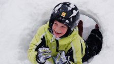 Chlapec podlieza snehový bunker