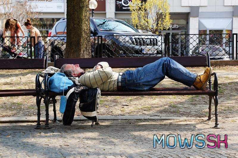 Bezdomovec na lavičke