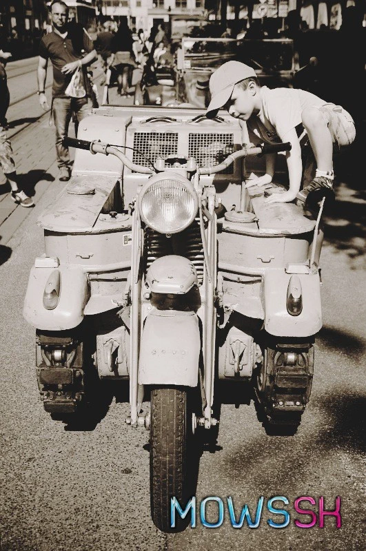 Dieťa na vojenskej motorke