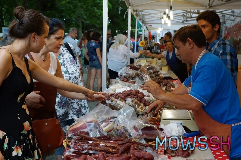 Taliansky trh - predaj salám a klobás