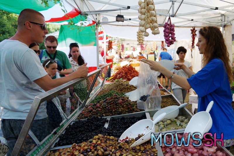 Taliansky trh a predaj olív na Dolce Vitaj