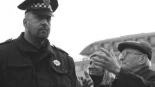 Dôchodca a mestský policajt na proteste