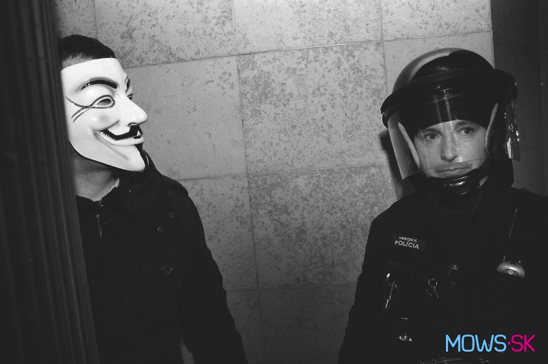 V ako Vendetta vs. mestský policajt