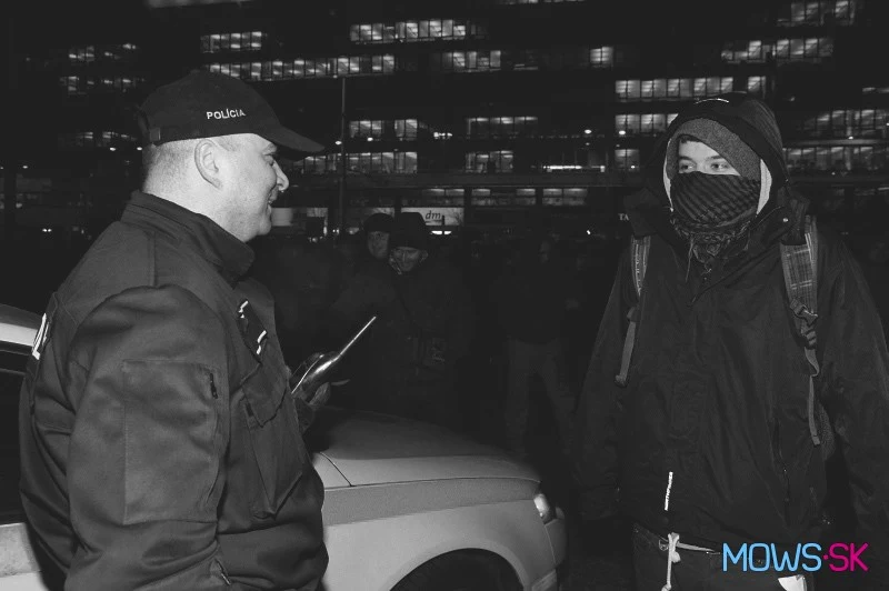 Policajt a demonštrant