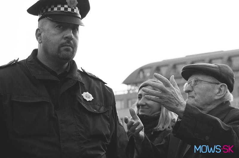 Dôchodca a mestský policajt na proteste