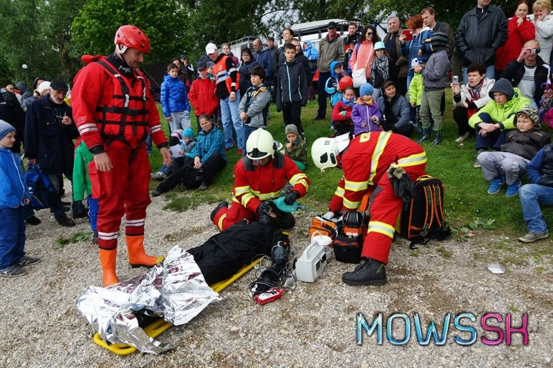 Záchrana pritopeného na Dni hasičov v Ružinove
