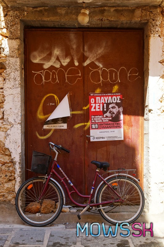 Bicykel opretý o bránu