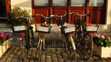 Bicykle zaparkované pri hoteli