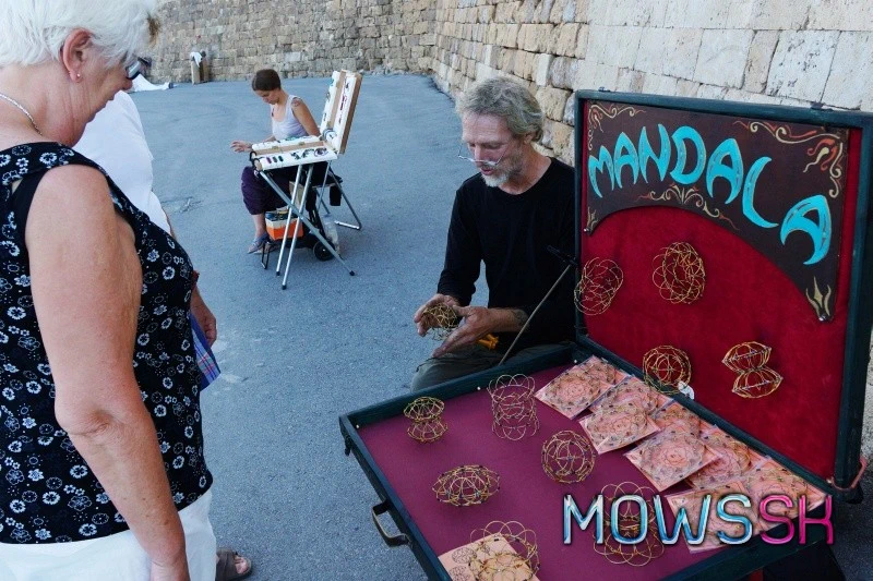 Umelci na promenáde neďaleko prístavu