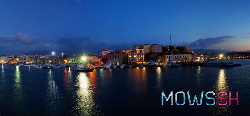 Nočná panoráma na benátsky prístav