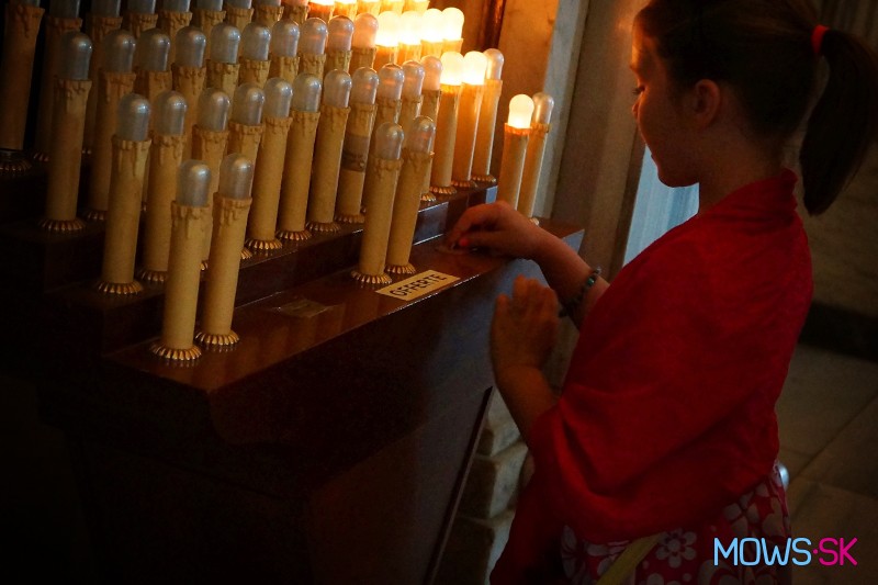 Elektronické sviečky v kostole