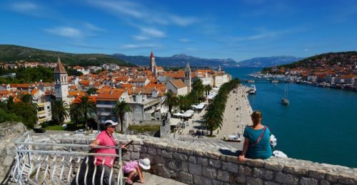 Chorvátsko: Trogir s historickým mini-mestom na ostrove