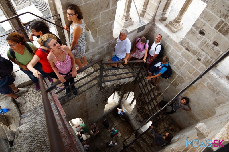 Turisti na vyhliadkovej veži