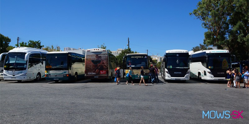 Cestovanie autobusom po ostrove Santorín