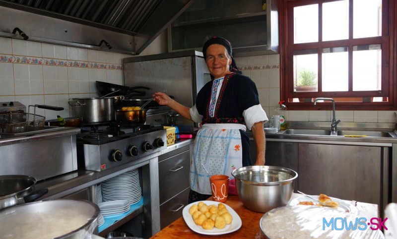 Babička varí v kuchyni Drosia Restaurant Cafe v Olympose