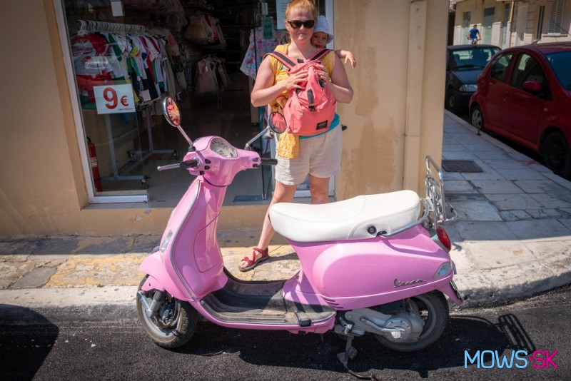 Ružový moped